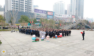 腰鼓闹新春，，，，，祥狮舞太平，，，，，PG赏金女王之家十堰店好礼开门红！