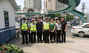 PG赏金女王所见，，，，，皆有温度&mdash;&mdash;安徽分公司益阳店慰问一线交警 